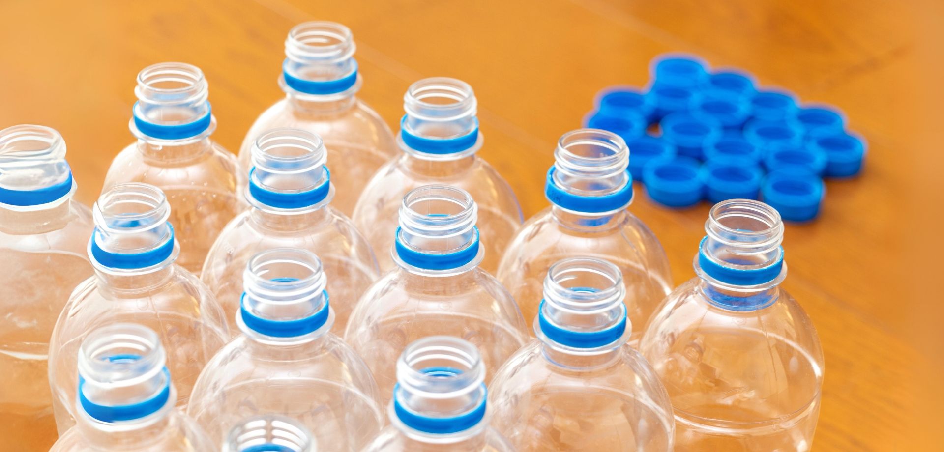 Kemasan Plastik vs Kertas: Mana yang Lebih Baik untuk produk Anda?